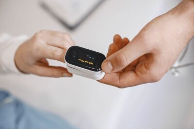 Un oxymètre au doigt pour analyser son sommeil ? Ce que montre l’étude Inserm de Grenoble